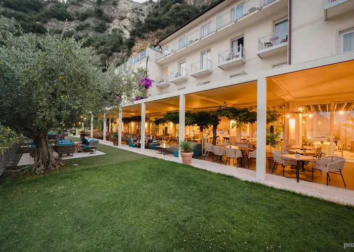 Hotel Baia Azzurra - Lake Front