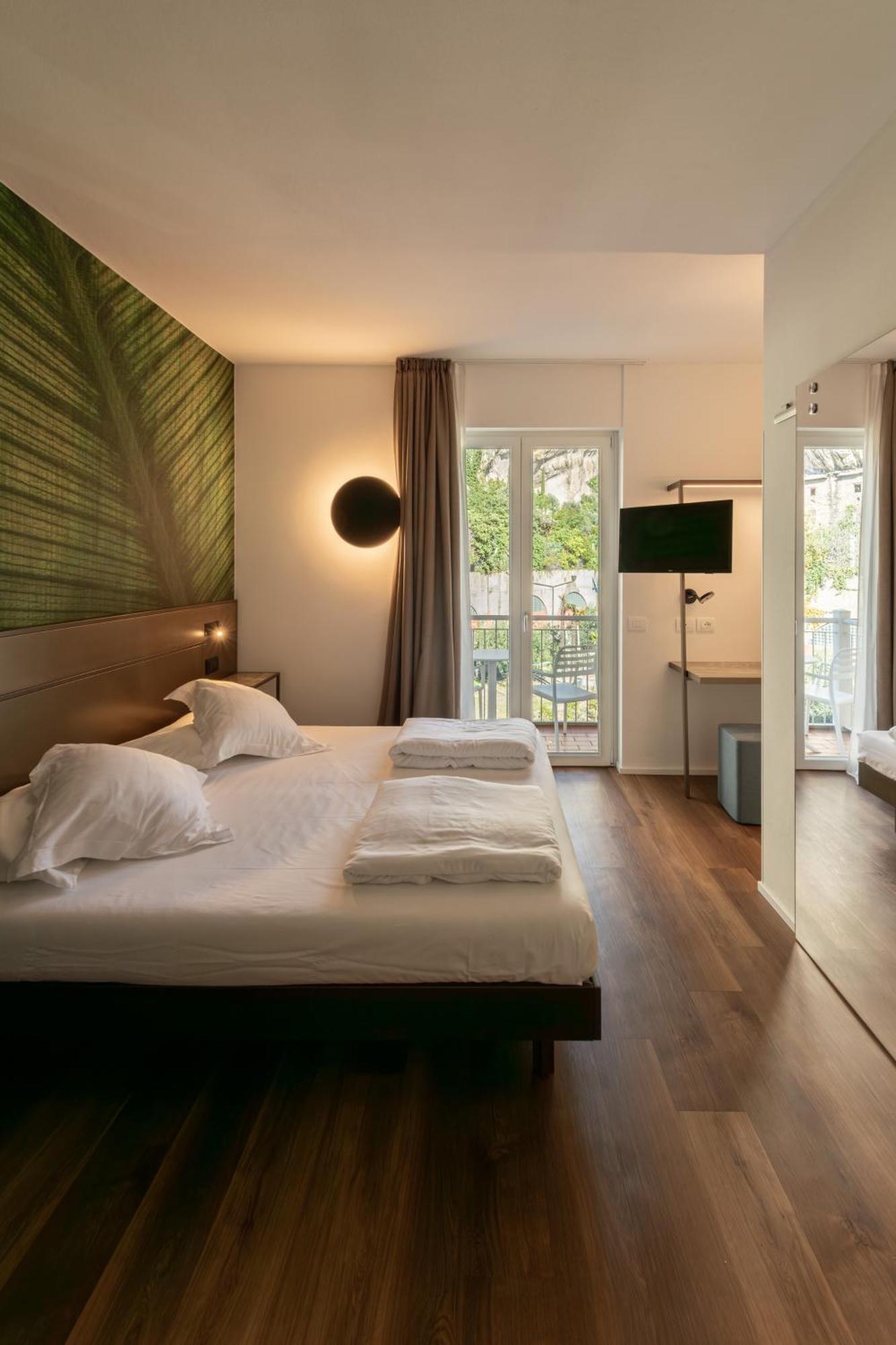 Baia Azzurra - Front Hotel